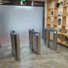  永康市現(xiàn)代不銹鋼裝璜廠 主營(yíng) 電動(dòng)伸縮門(mén) 電動(dòng)門(mén) 道